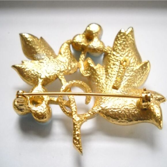 1967 Sarah Coventry White Enamel Blue Beaded Grapevine Brooch EUC 1 7/8×1 7/8" - Picture 11 of 13